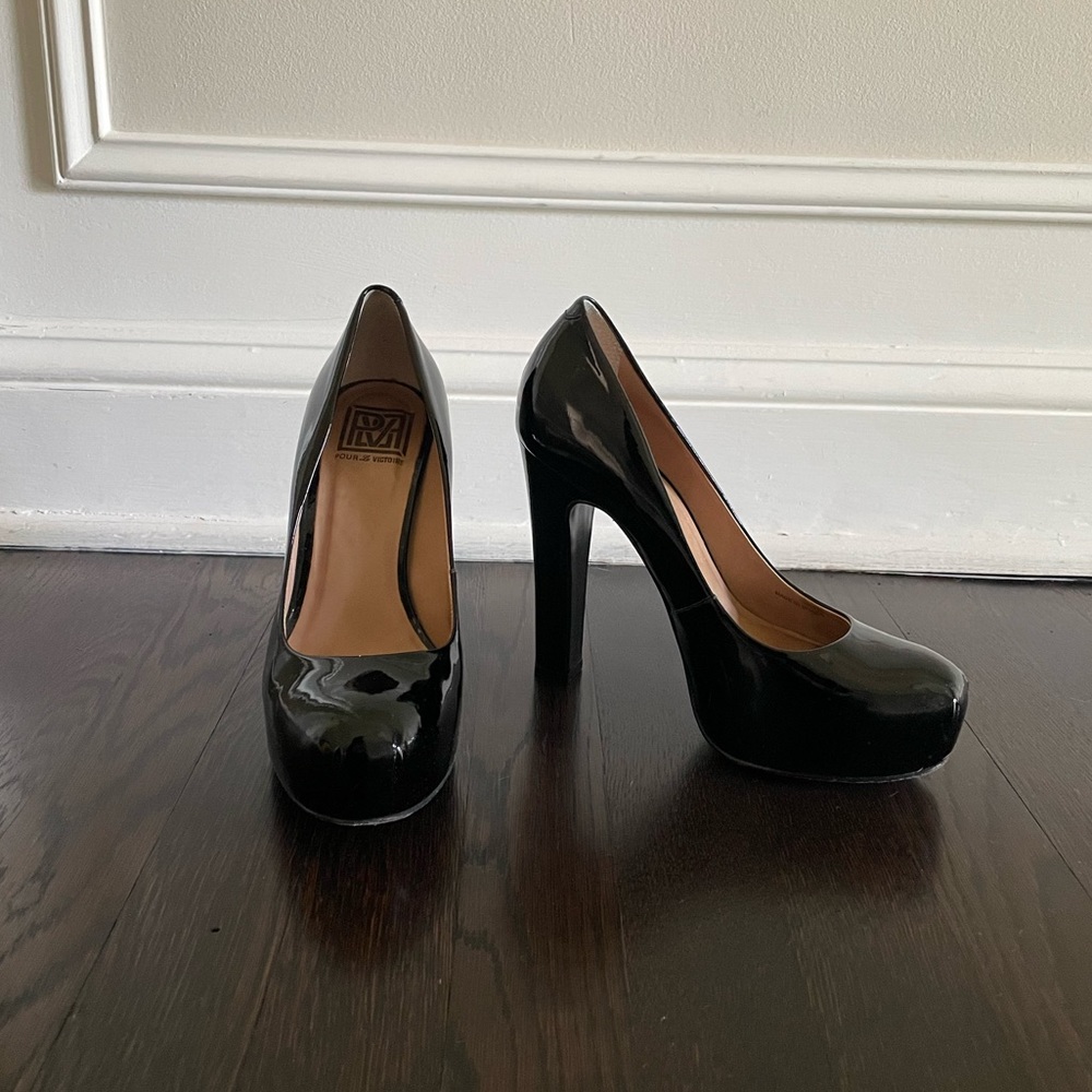 Pour la Victoire Black Patent Platform Pumps Size 8